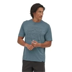 PATAGONIA M'S CAP COOL DAILY GRAPHIC SHIRT UP HIGH ENDURANCE: LIGHT PLUME GREY X-DYE 23 -Magasin de matériel d'alpinisme 9 105822 45235 uhpx 03