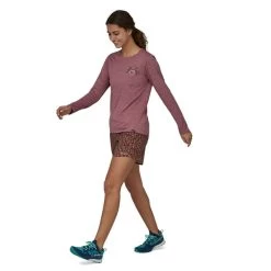 PATAGONIA W'S L/S CAP COOL DAILY GRAPHIC SHIRT - LANDS ACROSS THE TRAIL: EVENING MAUVE X-DYE 23 -Magasin de matériel d'alpinisme 9 126849 45165 aemx 06