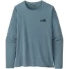 PATAGONIA W'S L/S CAP COOL DAILY GRAPHIC SHIRT ‘73 SKYLINE: LIGHT PLUME GREY X-DYE 23 -Magasin de matériel d'alpinisme 9 126852 45205 slpx 01