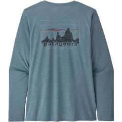 PATAGONIA W'S L/S CAP COOL DAILY GRAPHIC SHIRT ‘73 SKYLINE: LIGHT PLUME GREY X-DYE 23 -Magasin de matériel d'alpinisme 9 126852 45205 slpx 02