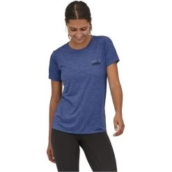 PATAGONIA W'S CAP COOL DAILY GRAPHIC SHIRT ‘73 SKYLINE: CURRENT BLUE X-DYE 23 -Magasin de matériel d'alpinisme 9 126858 45250 scbx 03